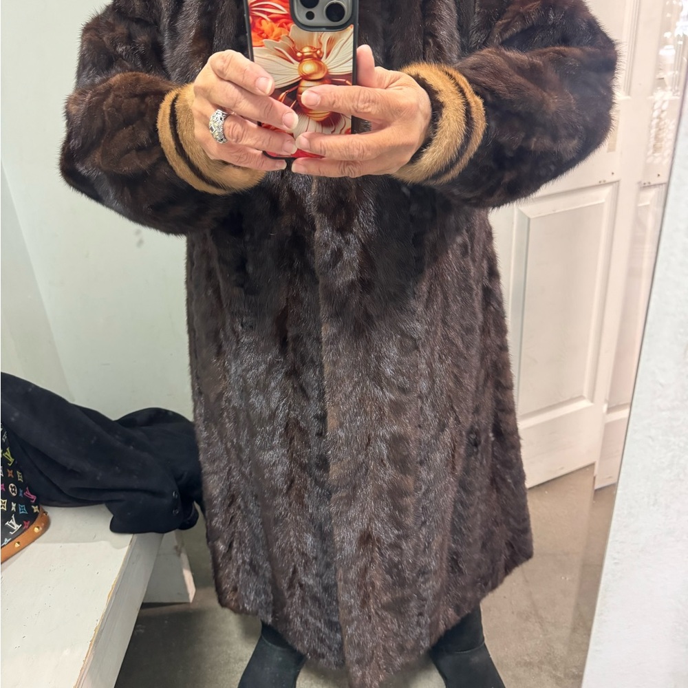 Light weight mink coat brow and Carmel. Size medium/large - Picture 7 of 12